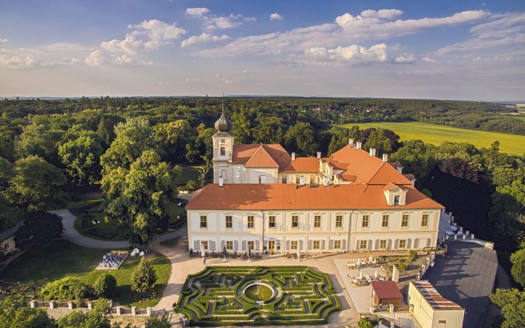 Zámek Loučeň a park s labyrinty